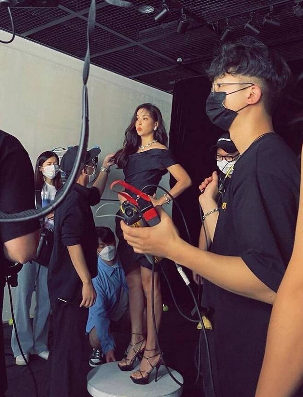 露肩黑色连衣裙和杀手高跟鞋 韩国明星高素英以一身黑色露肩连衣裙