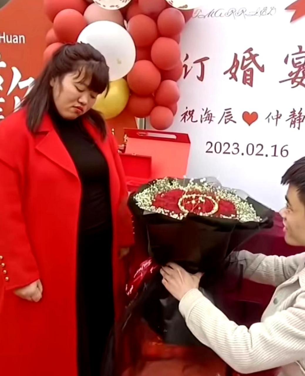 朋友的妻子给人一种有点做作的感觉.