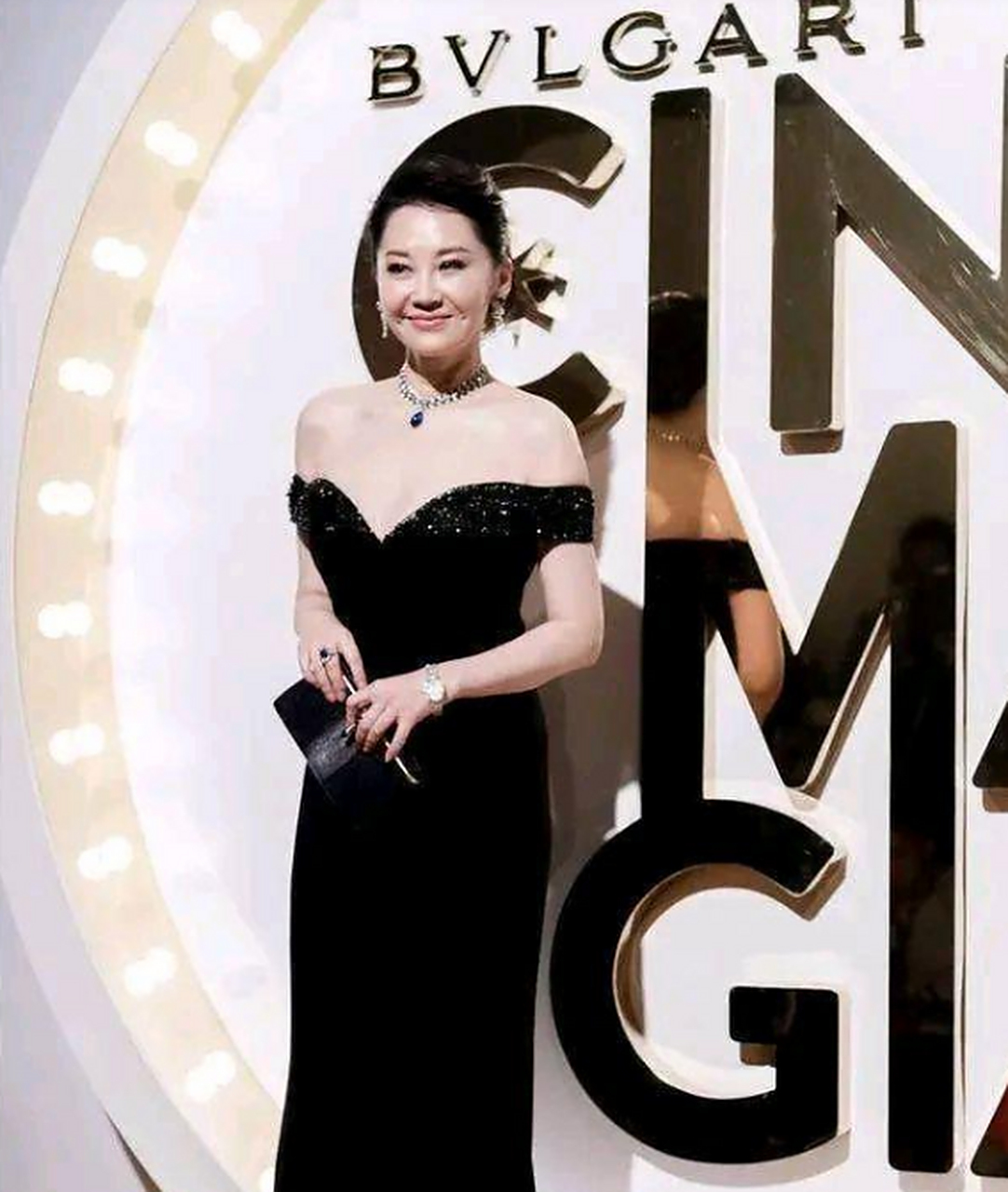 许晴穿深v礼服完美的展现丰腴婀娜的曲线,比年轻人还招摇.