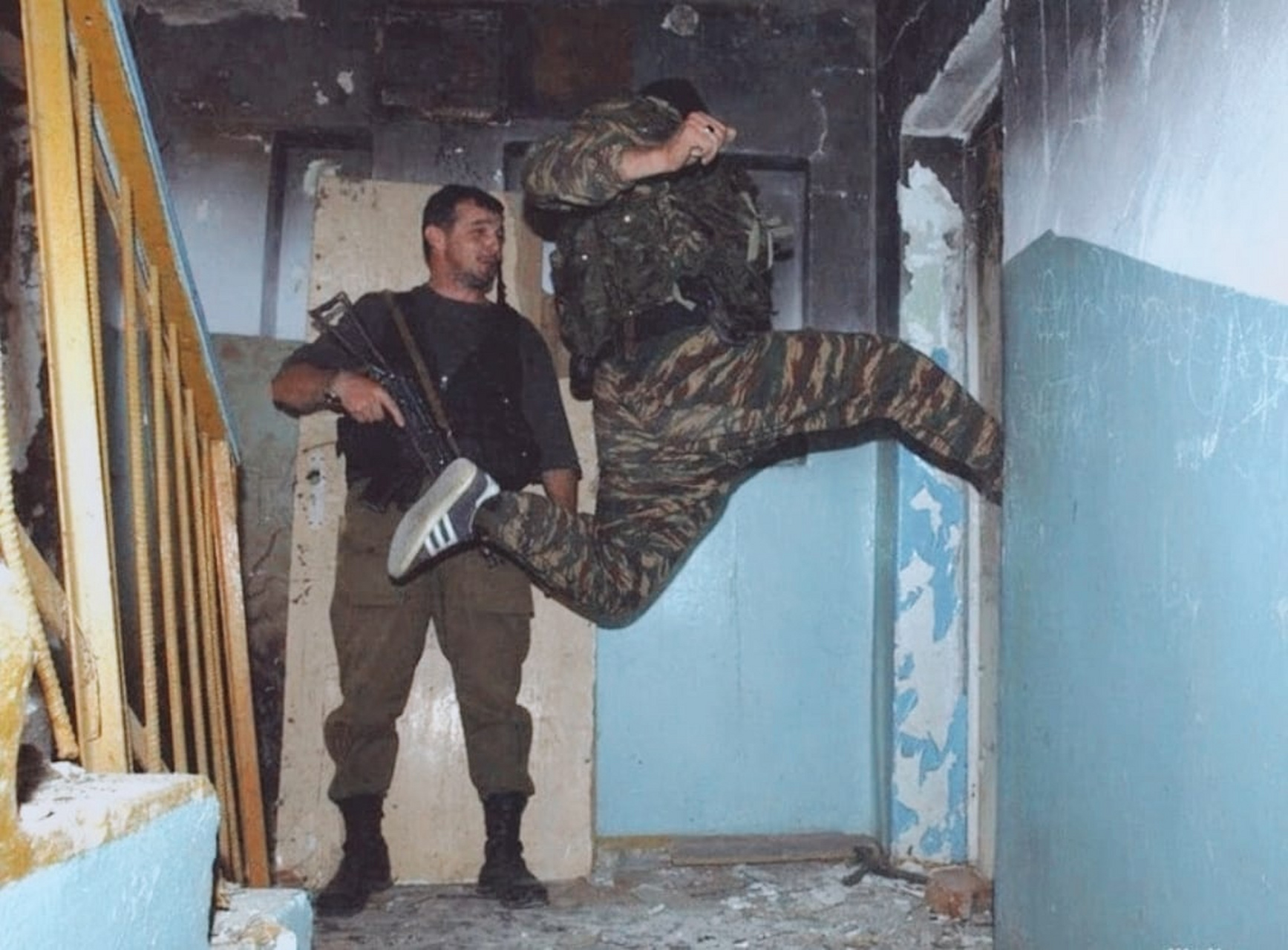 1999年,格罗兹尼市的特种部队,那双鞋子的代言费,至今厂家也拖着一直