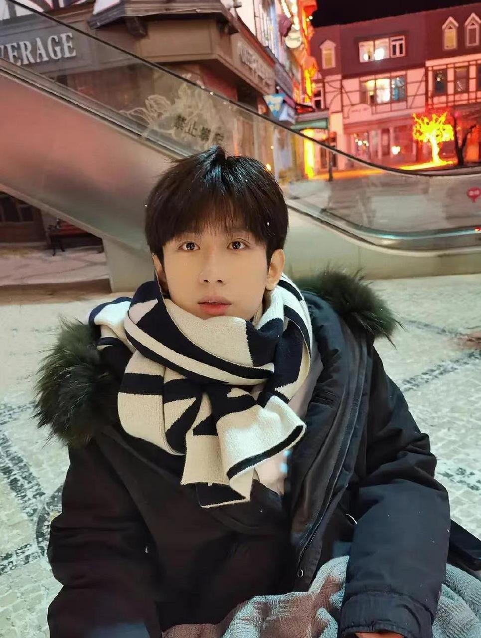 看到成毅两张超级可爱的照片,这是剧照还是平时生活中的一面呢?