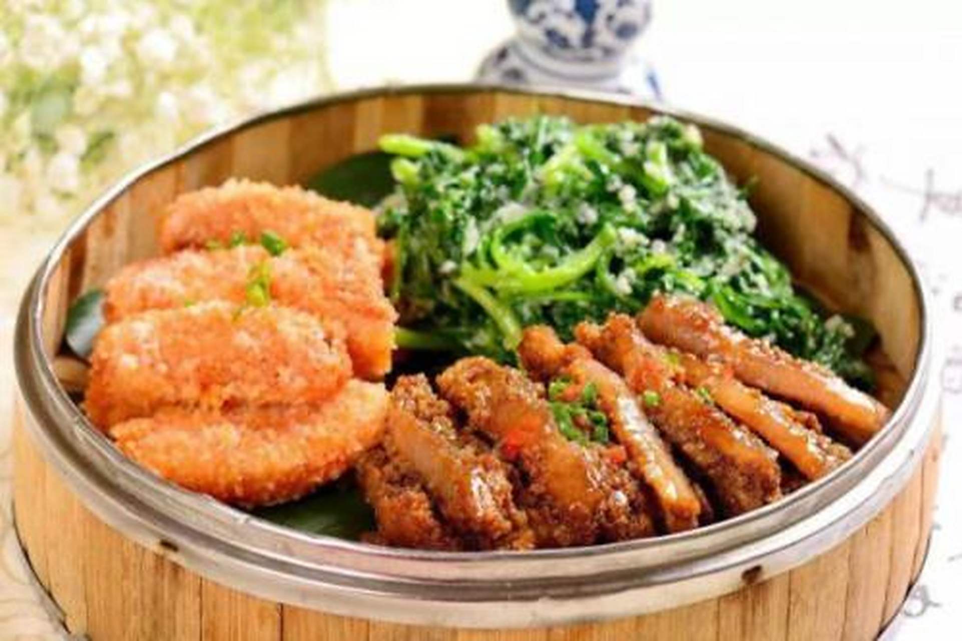 沔阳三蒸是湖北省十大名菜之一,主要是以蔬菜水果和海产品及其生猪肉