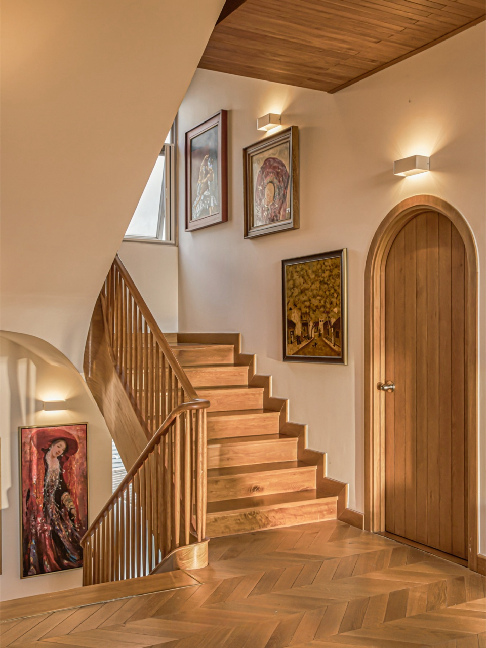 安装一个木质的楼梯,搭配上通透的花拼地砖,楼梯下的一景也透着小心机