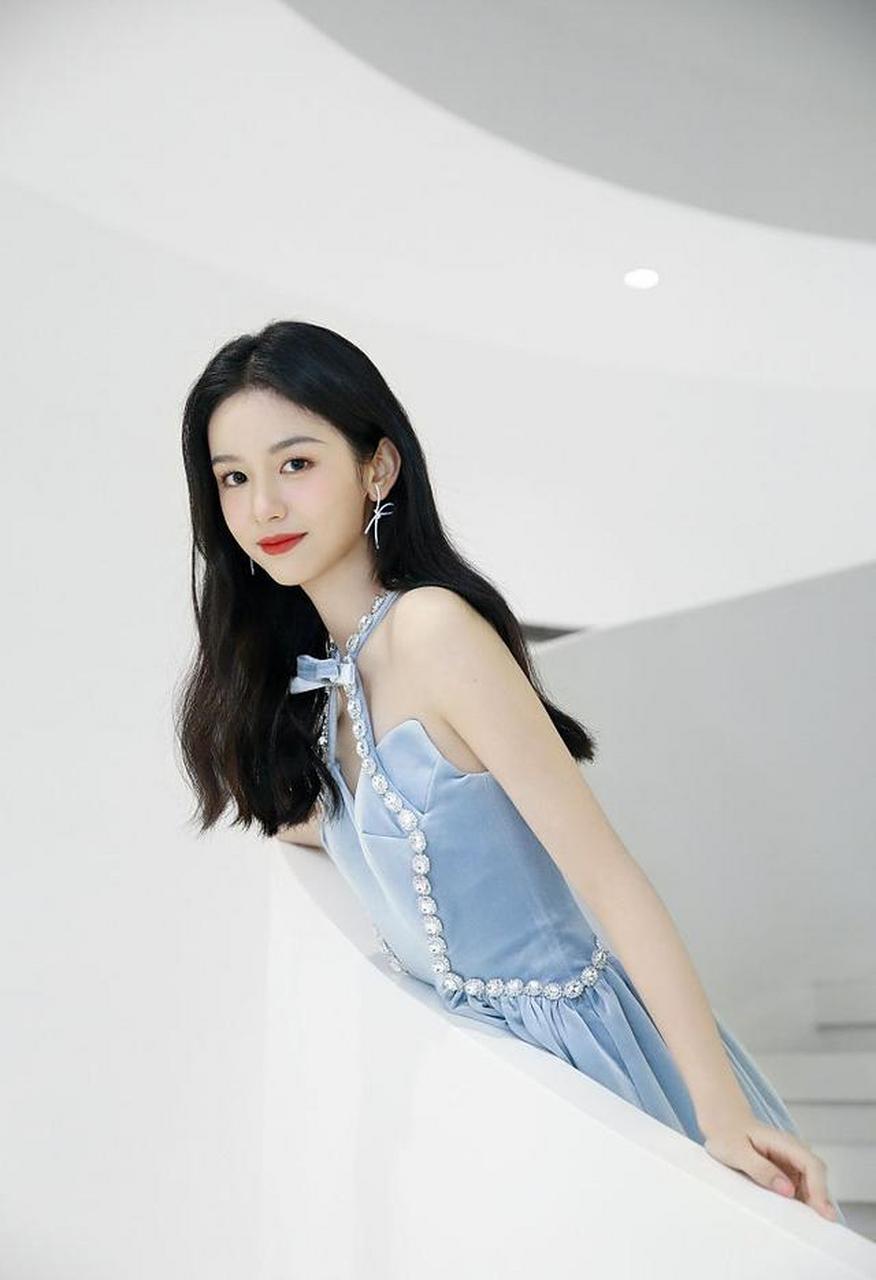 周也小香风挂脖裙演绎法式优雅 乌发红唇颜值吸睛
