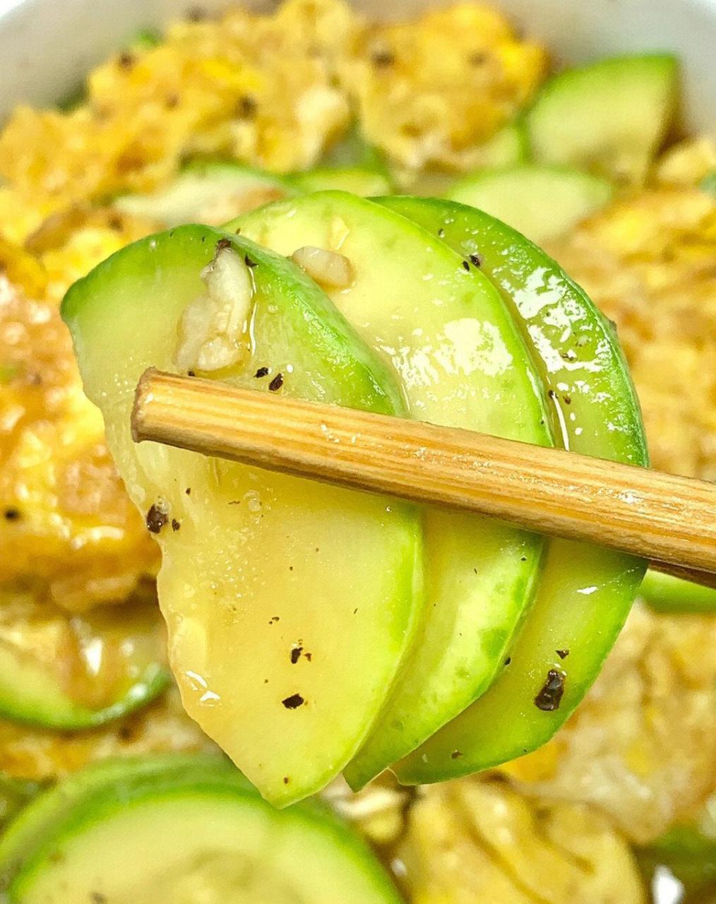 今天给大家分享一道 "南瓜炒鸡蛋" 低脂低卡,好吃不胖! 清香可口!