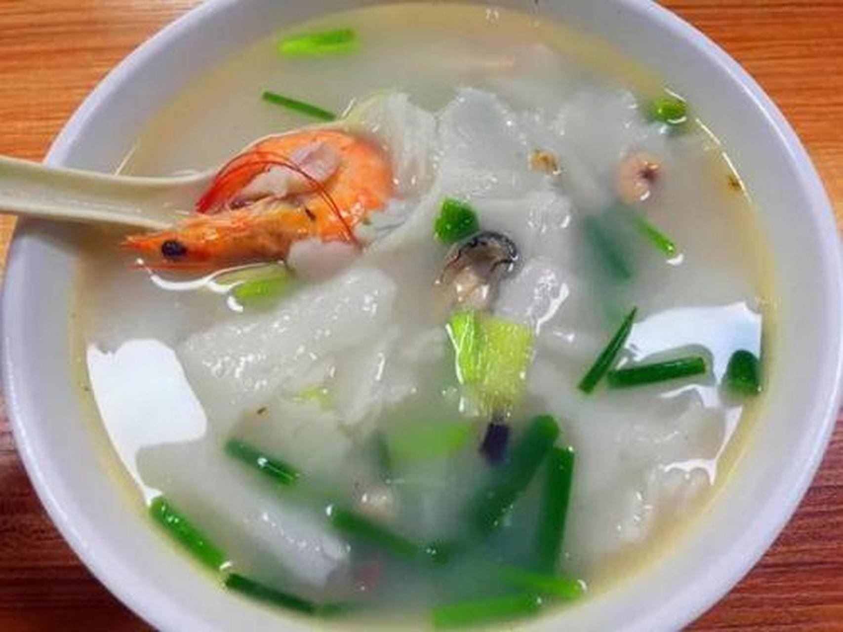 鼎边糊,又称锅边糊,鼎边垂,福建省特色著名佳点,风味小吃.