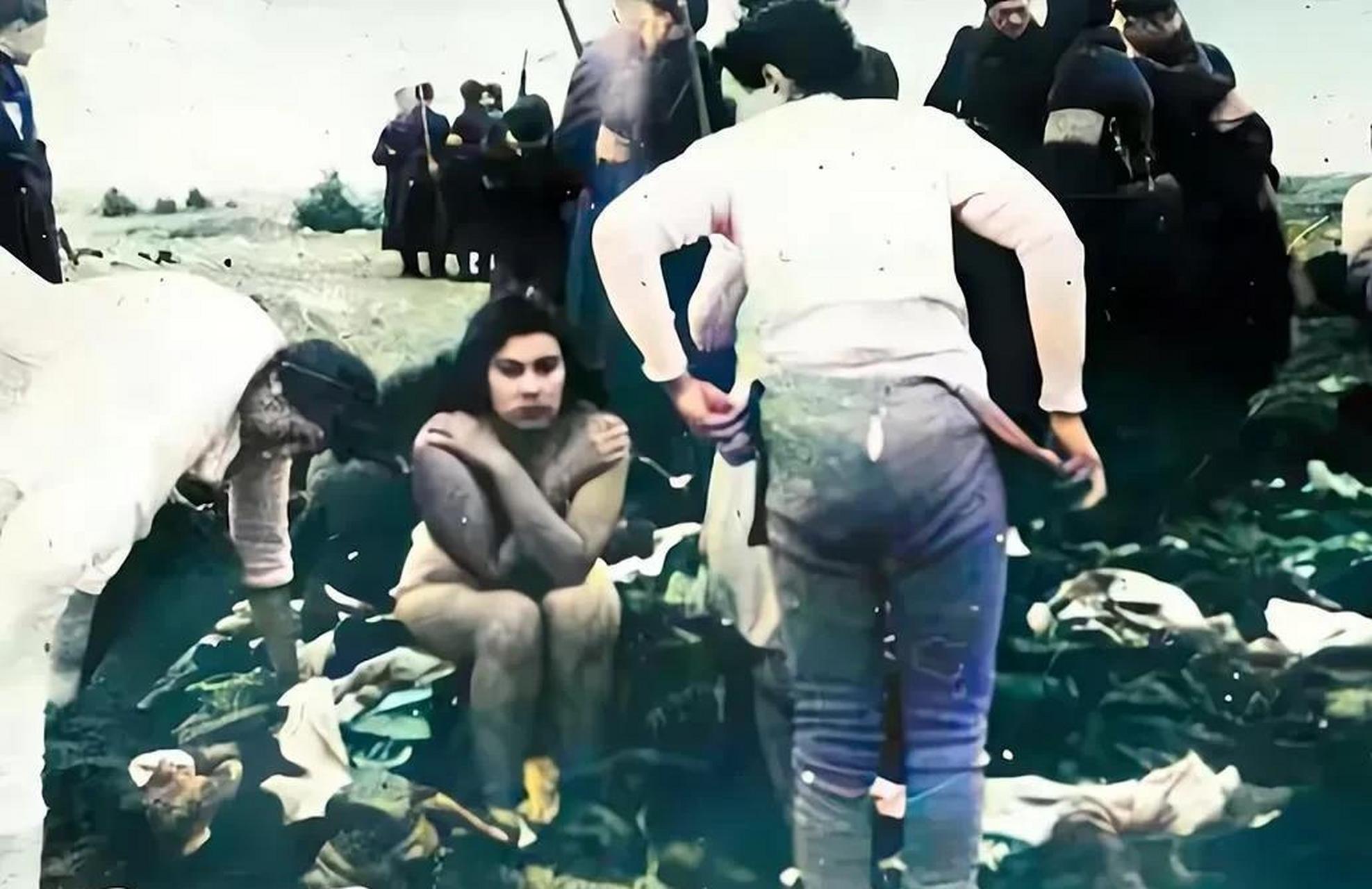 二战时期,德国占领拉脱维亚之后,对犹太人进行屠戮,而犹太女人主动