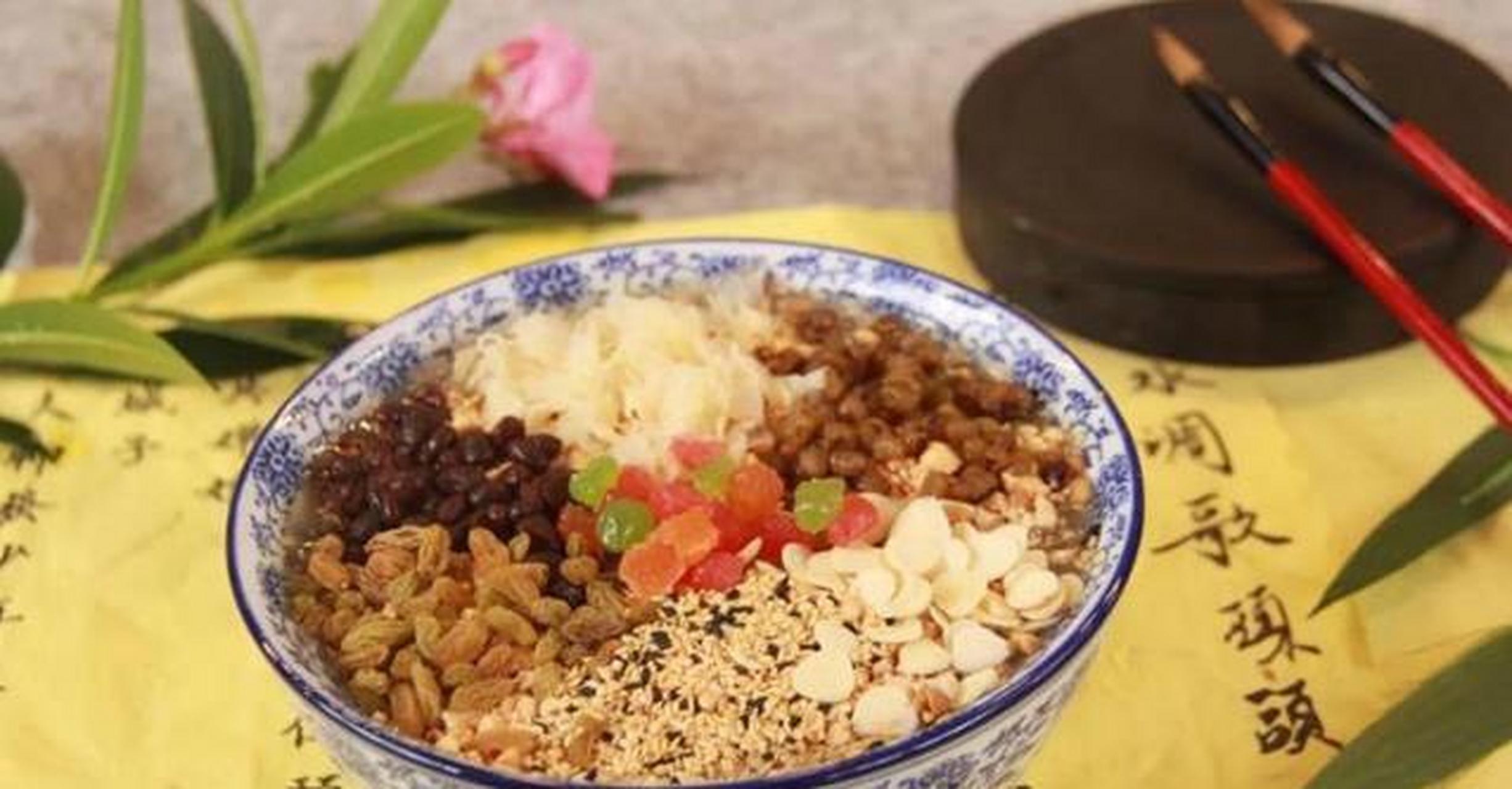 相传,唐朝时的杨贵妃与曹雪芹都独爱这碗杏仁茶.