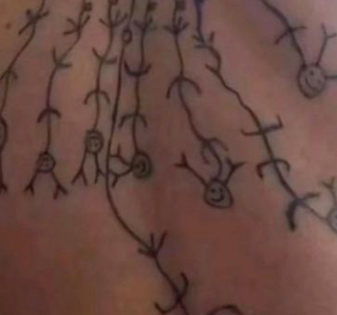 这是纹身吗?怎么看着有点像鬼画符.