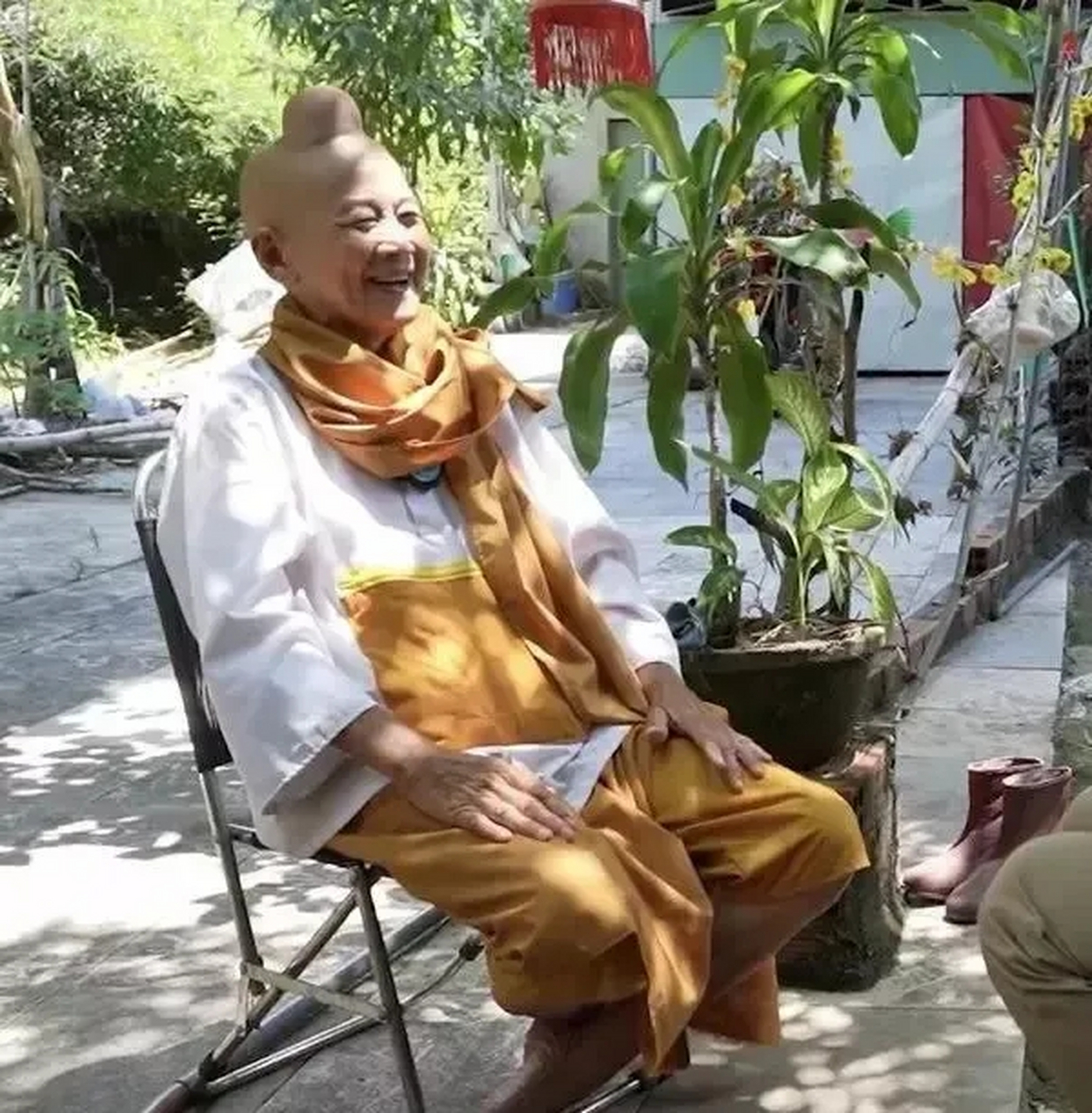 越南有个女子,一出生头顶就长了一个跟佛主一样的肉髻,一天,她联系