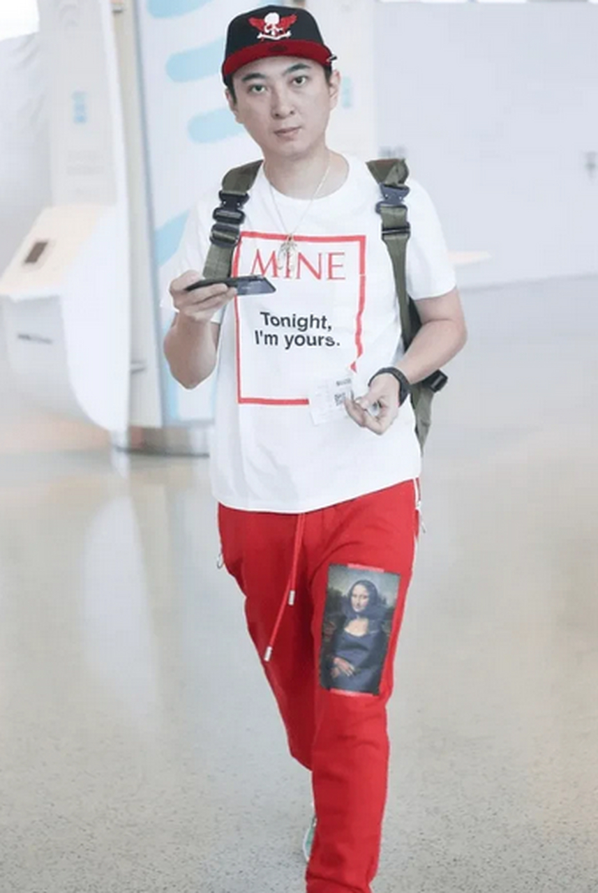 万达公子聪哥,说他是行走的人命币,一点也不夸张,  一套装备下来,够