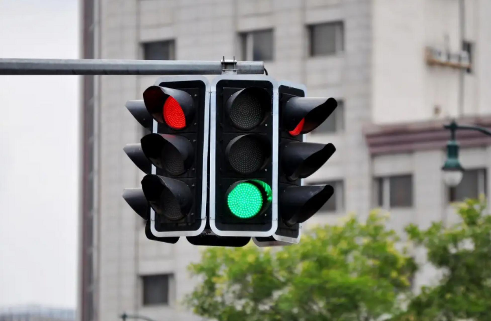 《红绿灯》郑融 2006年  若要冲损伤怎可以不留痕  来又去要找的际遇