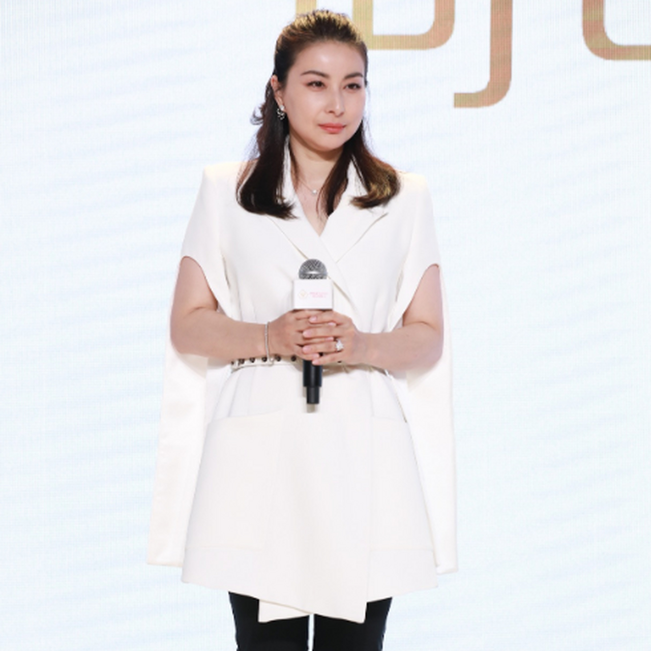 郭晶晶每月退休金曝光,看到数目让人下巴掉一地.