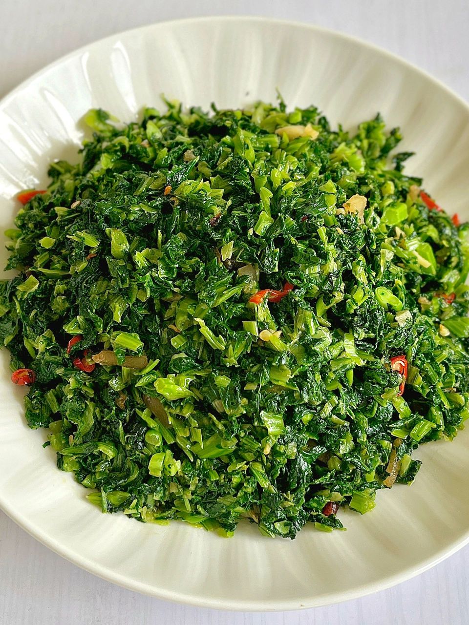 食材:香芥菜,肥肉 做法:1,芥菜清洗后焯水30秒捞出过凉,控水后切碎挤