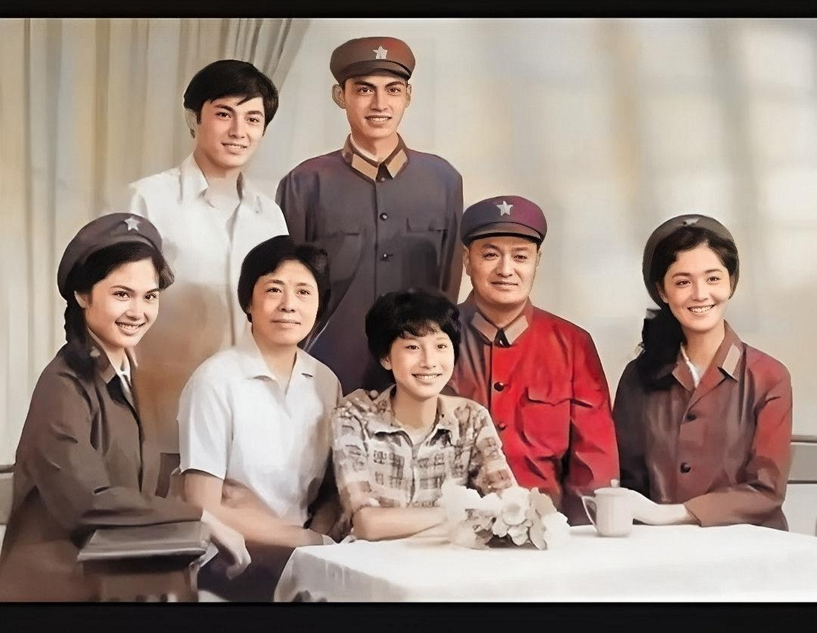 这是一幅罕见的70年代演员·韩月乔的全家福.
