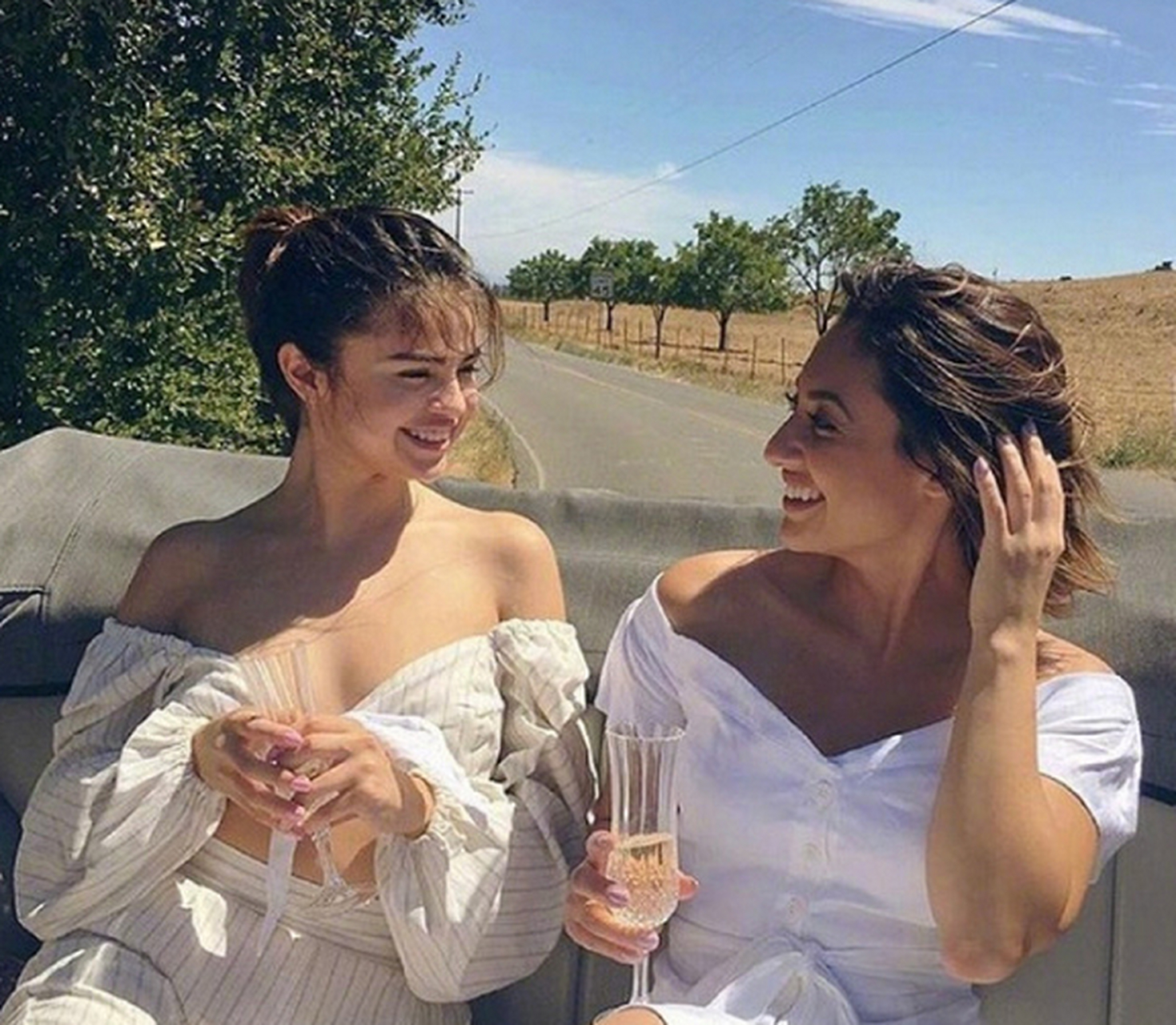 赛琳娜晒闺蜜照,为弗兰西娅·莱莎庆生,并表示:无论生活带我们去往何