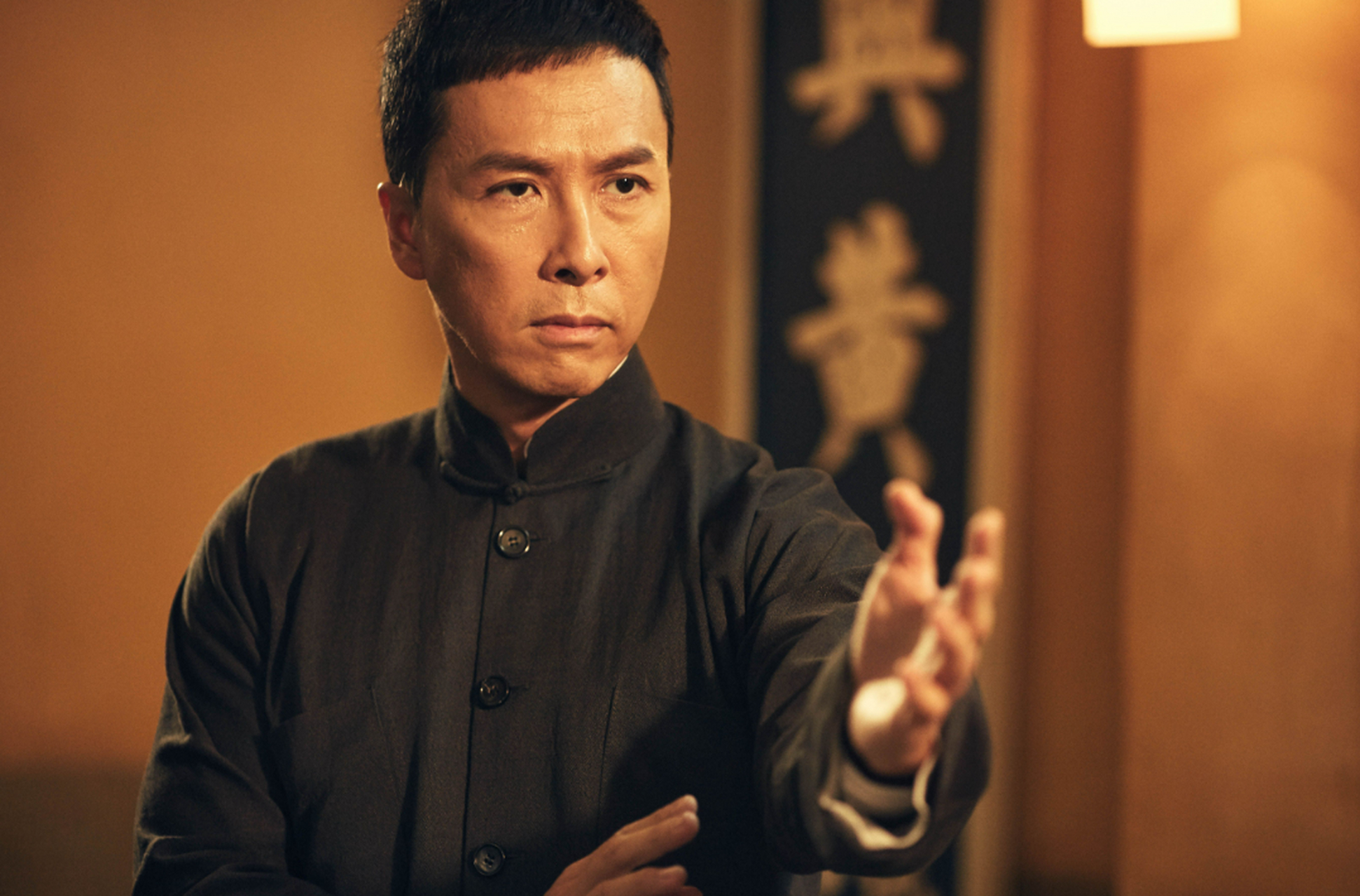 叶问是中国近现代武术家,咏春拳的宗师,正是因为他的出现才让咏春拳让