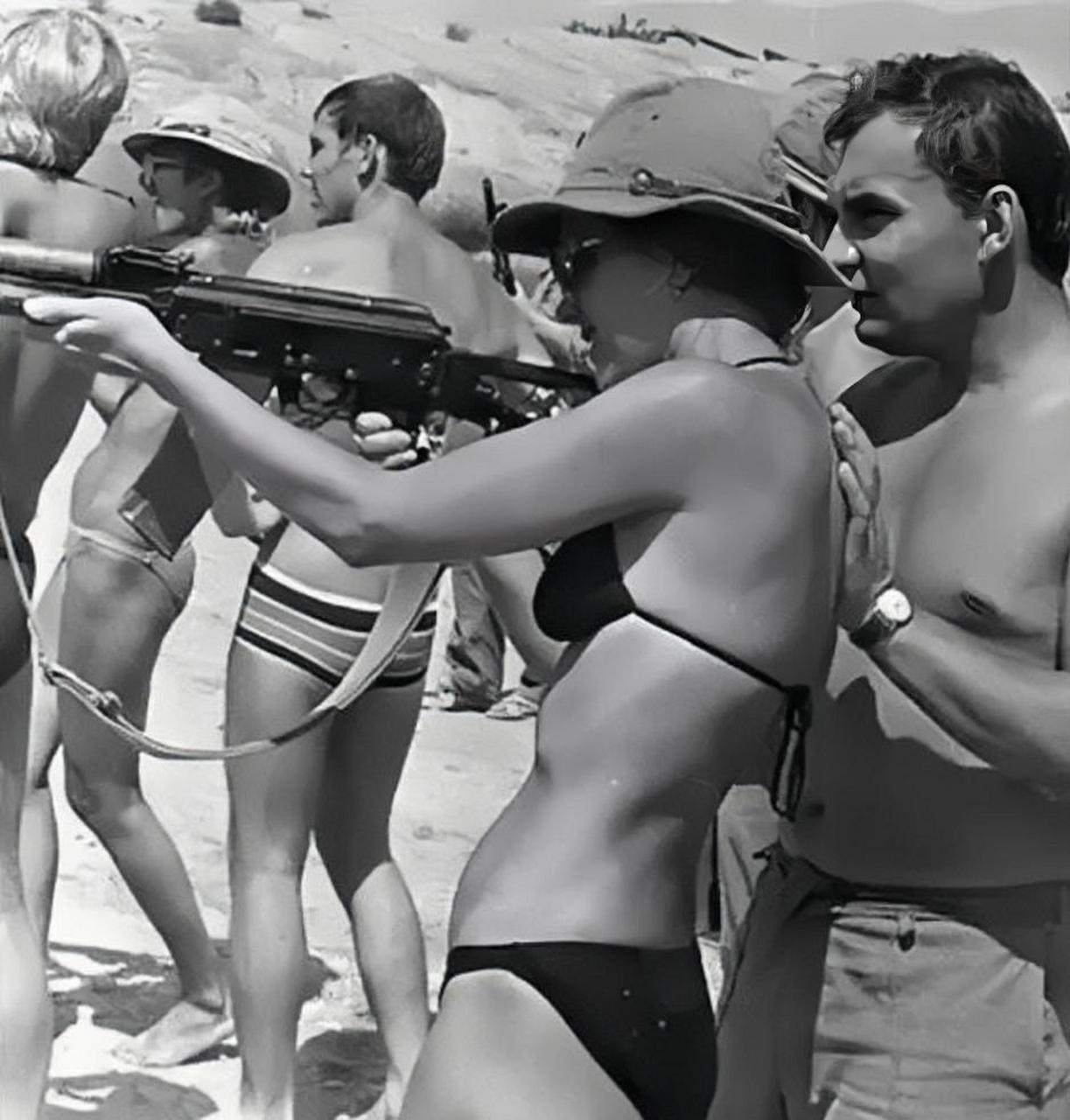 1982年,阿富汗战场上,几名苏联教官正在指导3名女兵进行打靶训练!