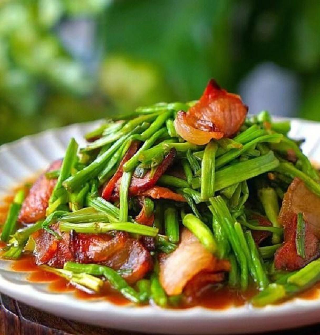 水芹菜炒腊肉 食材:水芹菜一把,腊肉一小块,辣椒2个,蒜片少许,生抽一