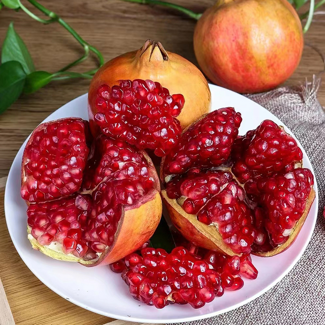 粒粒红宝石,闪耀着阳光的色彩,这就是突尼斯软籽石榴!