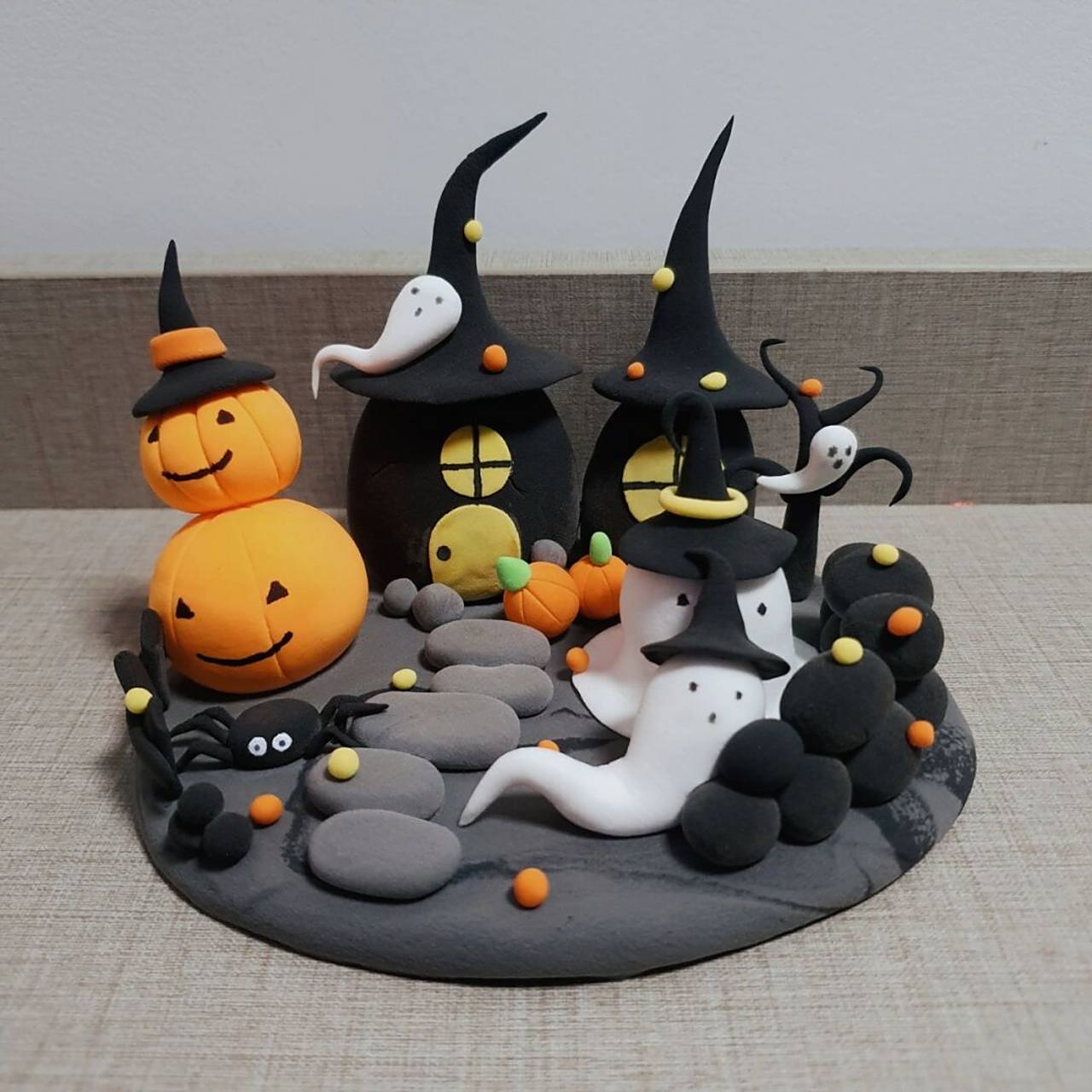 万圣节狂欢夜  大家好,我是一颗用超轻黏土制作的万圣节小场景!