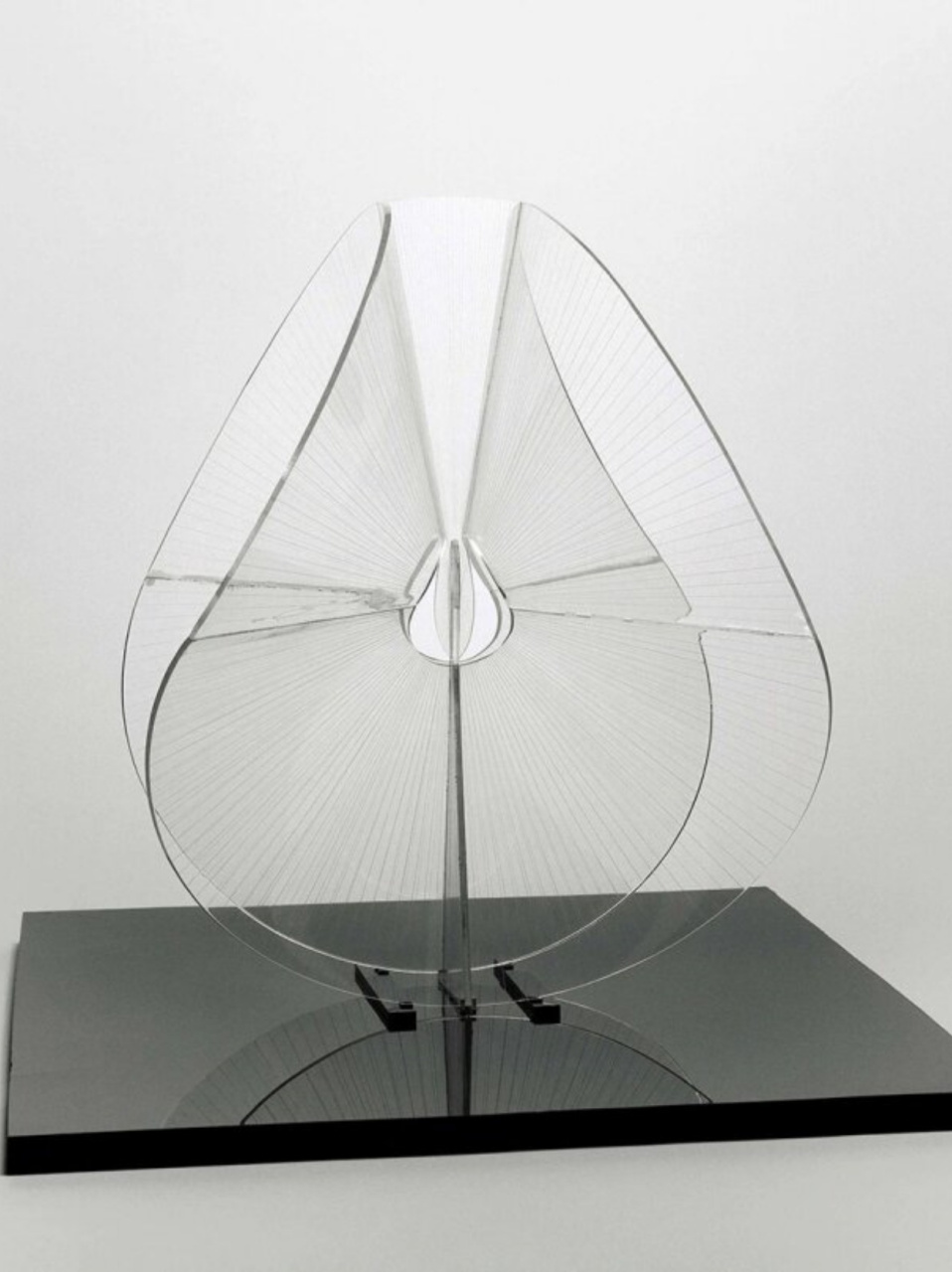 构成主义naum gabo雕塑  naum gabo是俄罗斯裔美国雕塑家,构成主义的