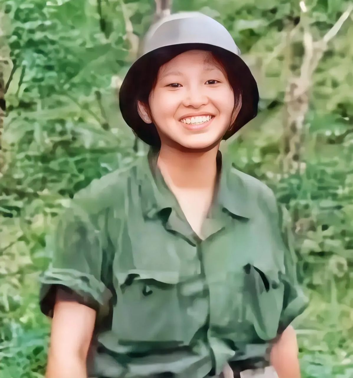 1986年,老山战地记者梁子,一张罕见的留影,照片中的她戴着钢盔,看起来