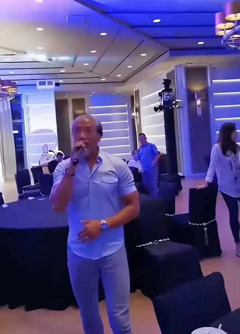 古惑仔里乌鸦的扮演者张耀扬现在怎么变成这样了,满头白发看起来非常