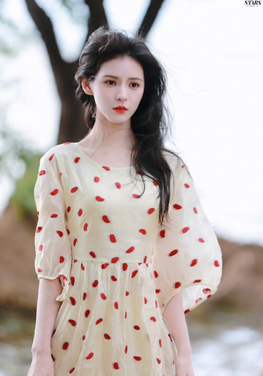 猫的树——张予曦好美 她的颜值和气质都非常出众,有着清新脱俗的气质