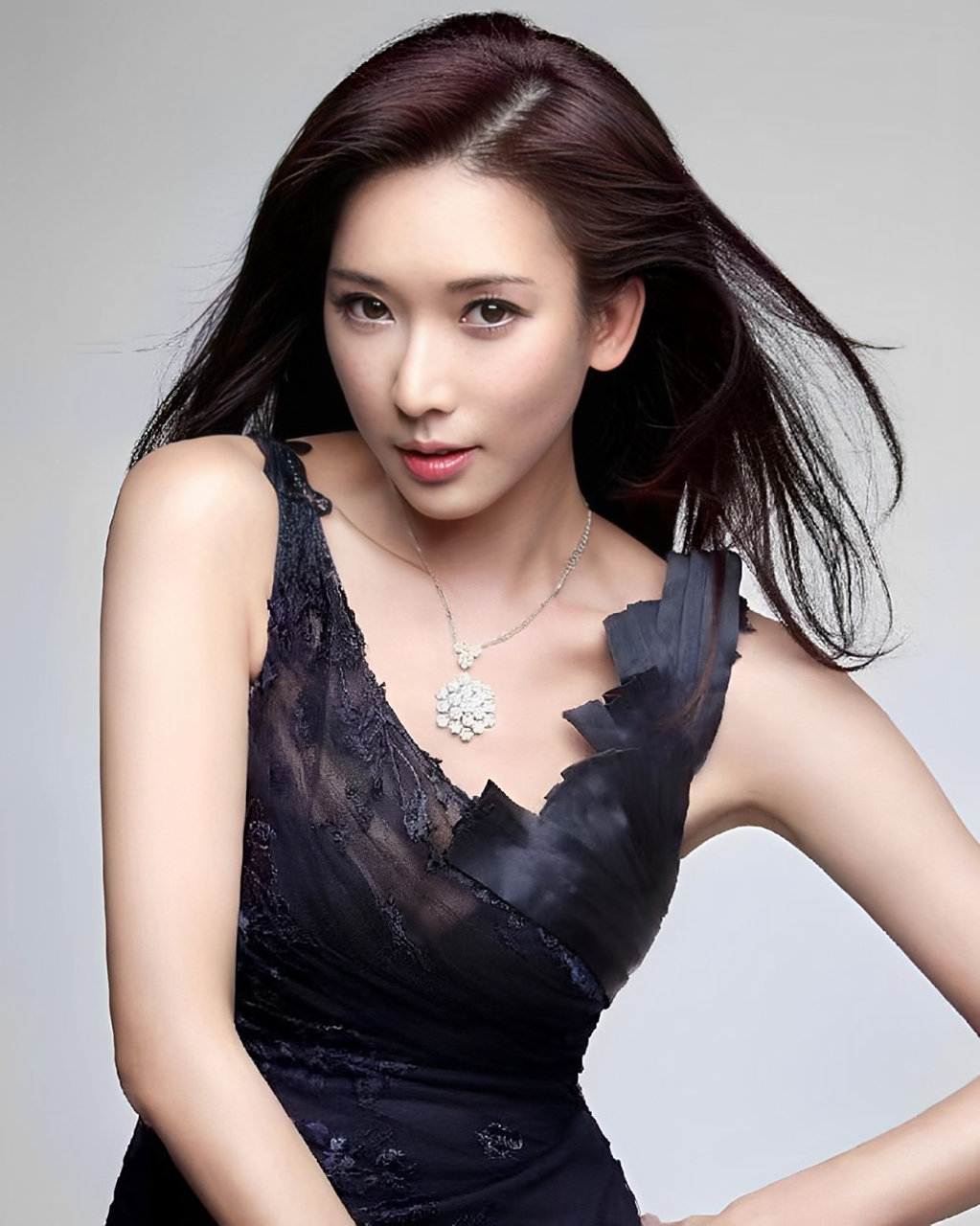 近日,48岁的林志玲时隔半年再次出席活动.