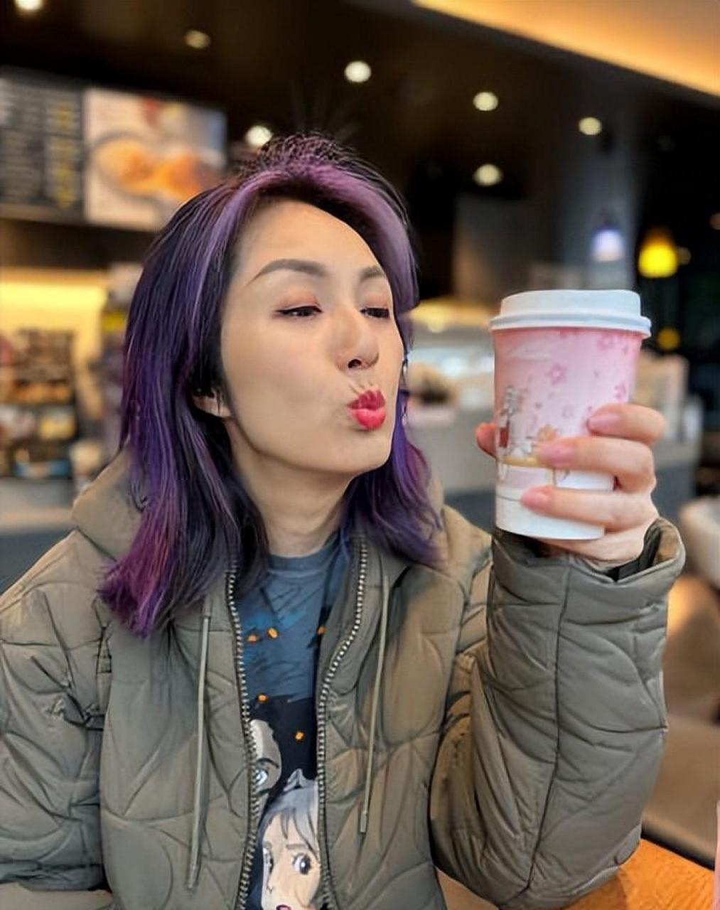 香港女星杨千嬅(kay tse),以其甜美的声线和可爱的外表,深受广大歌迷