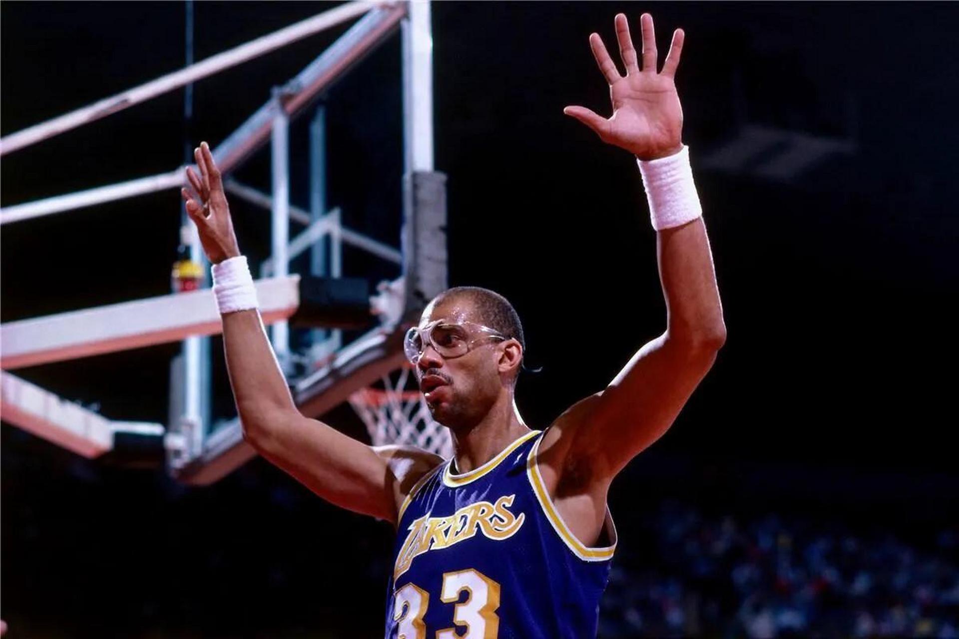 贾巴尔是nba历史得分王,荣誉就不说了,只是天勾这个进攻技巧,就让他在