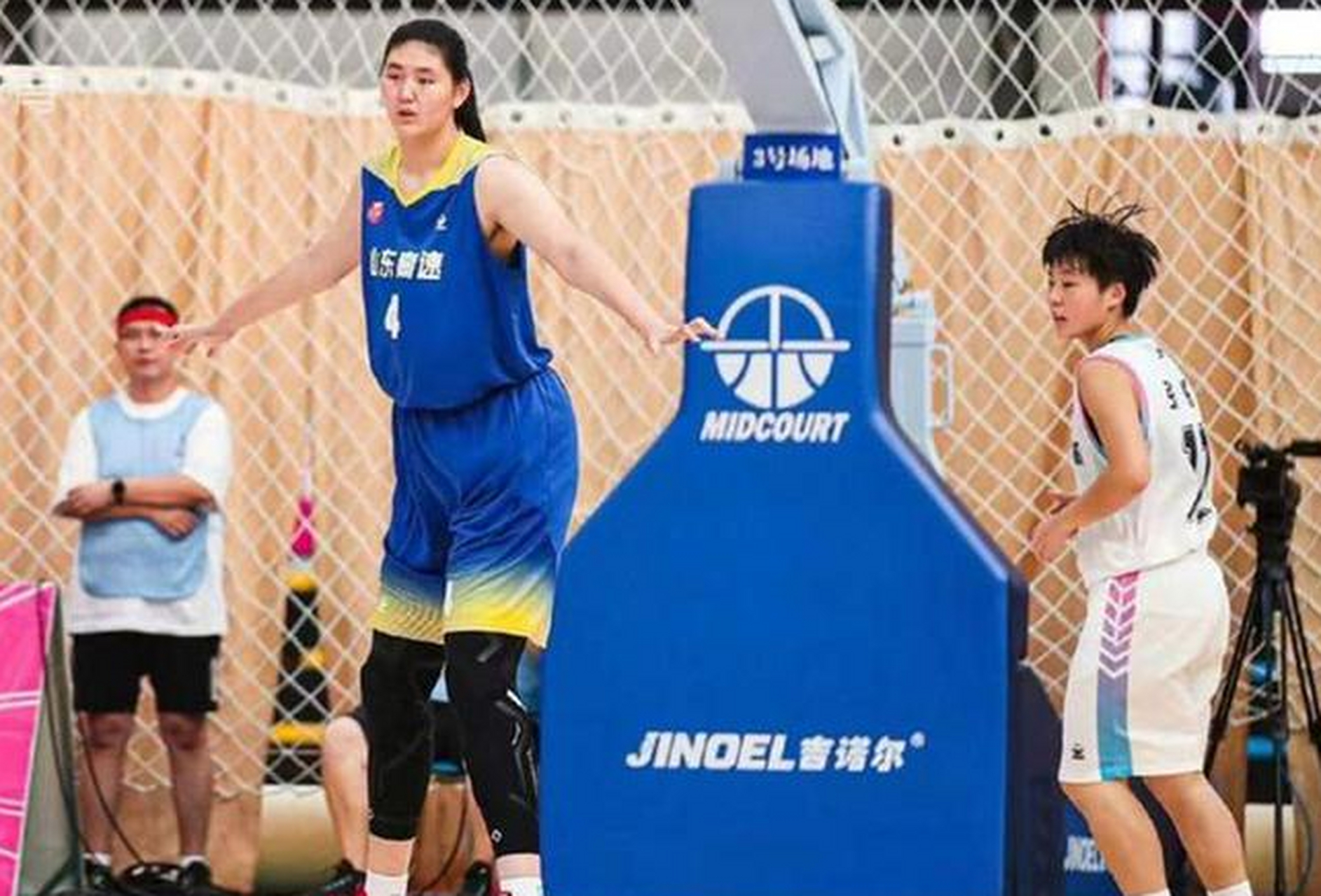 山东16岁女篮小将身高已达2米27,超过了姚明,是目前世界上最高的女篮