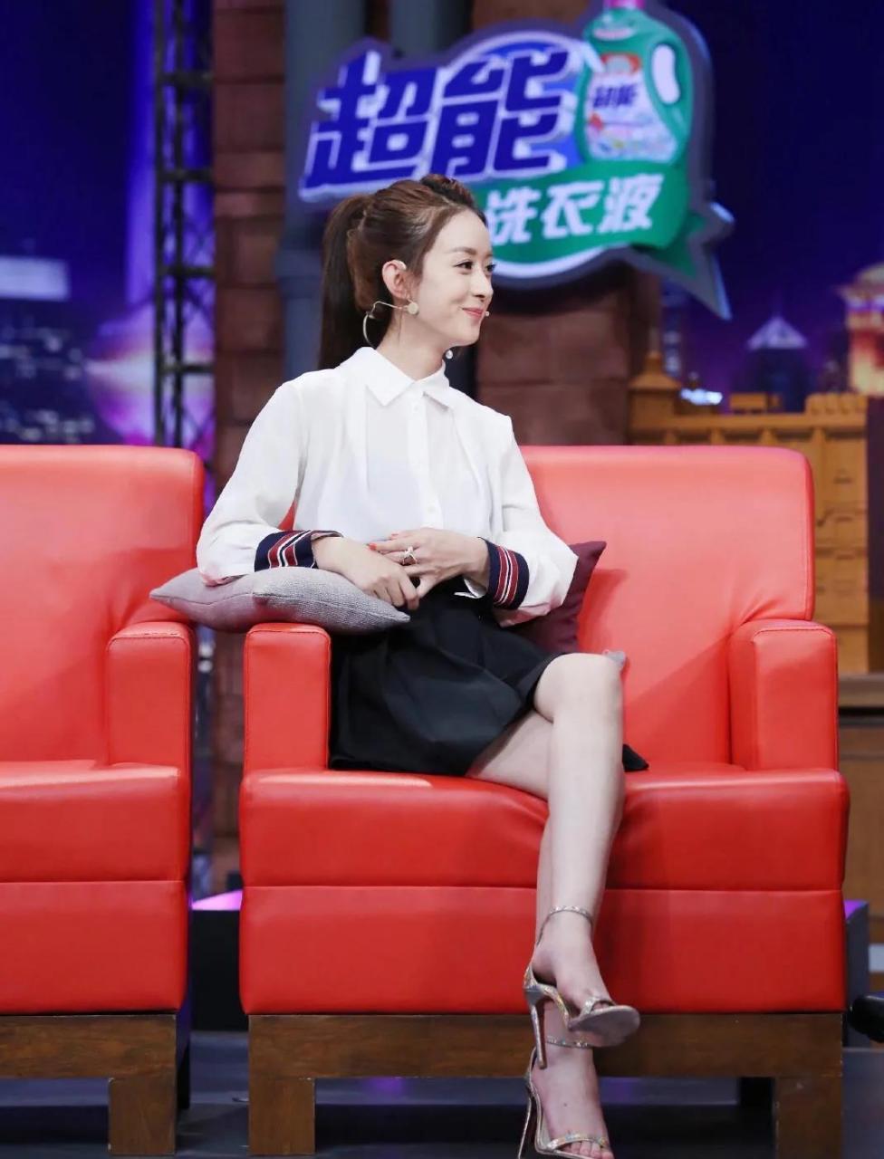 赵丽颖跷二郎腿 秀美腿玉足