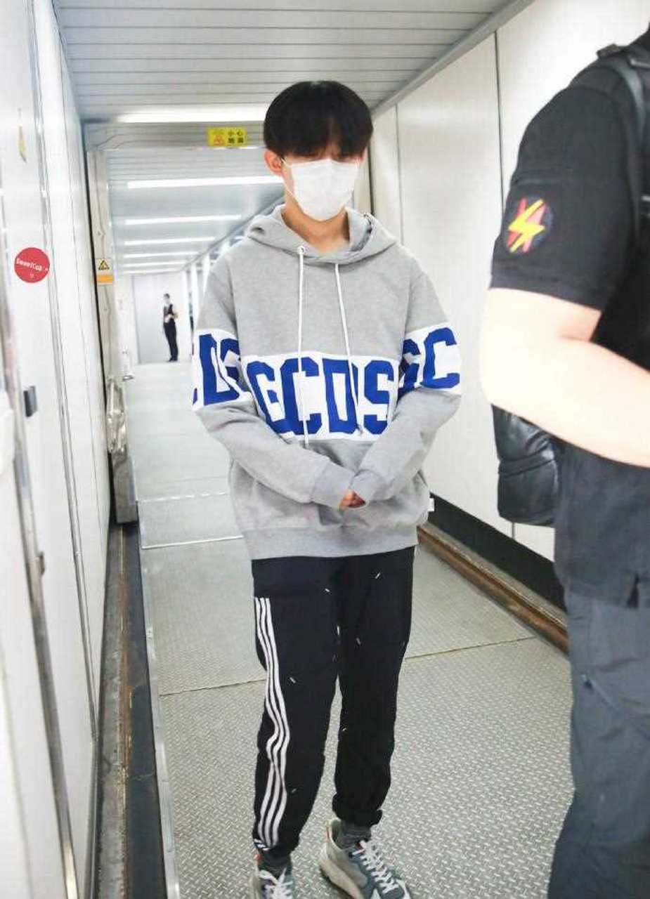 易烊千玺最新机场街拍,灰色字母卫衣搭配黑色运动裤舒适帅气 ,满满的