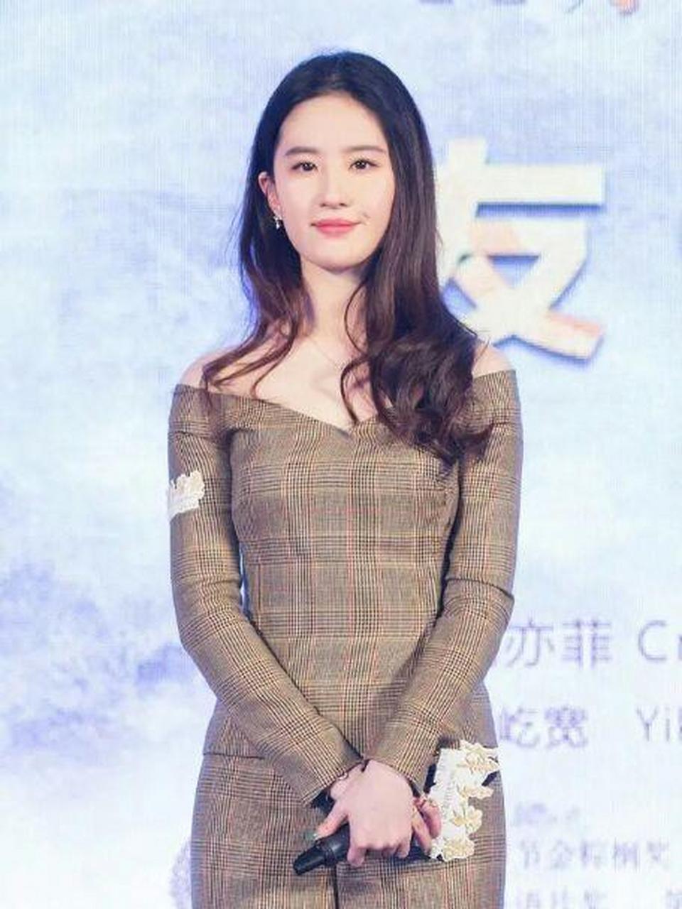 有种"微胖女神"叫刘亦菲,单肩白裙藏不住沙漏身材,32岁仍旧仙