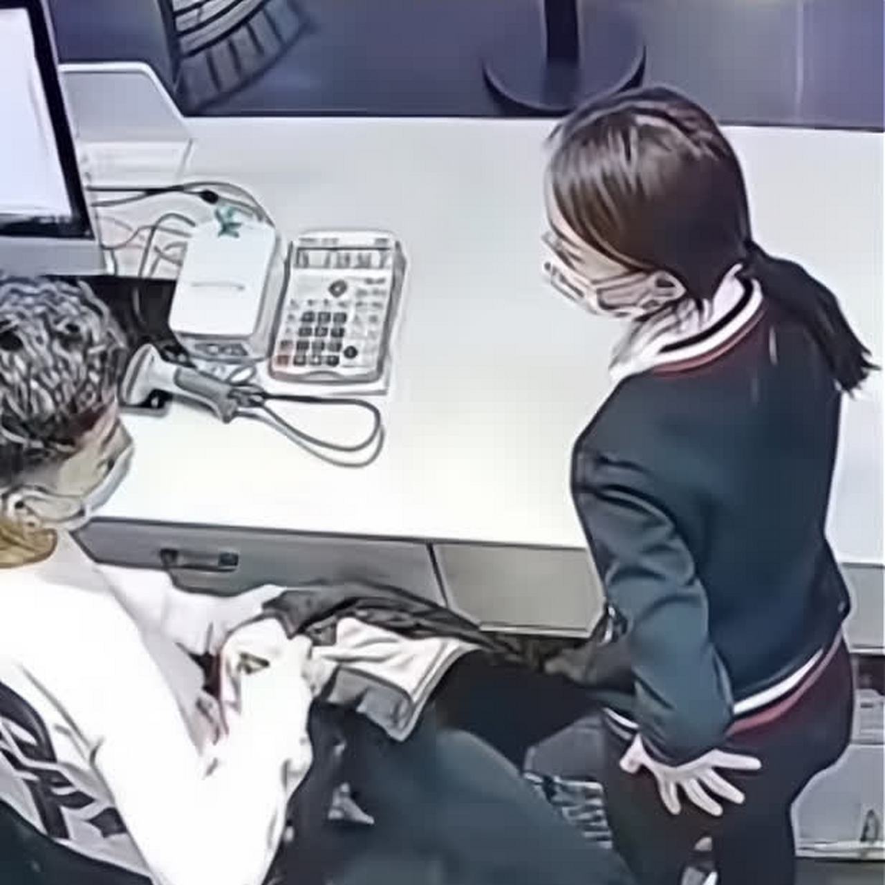 如果你脱衣服的时候不小心碰到了,谁会相信呢?