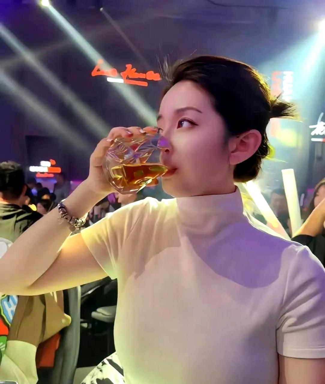 建议女生们少喝酒,因为它会对身体造成伤害.