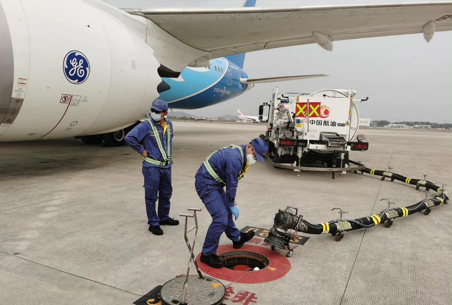 网友:第一次看到飞机加油的处置