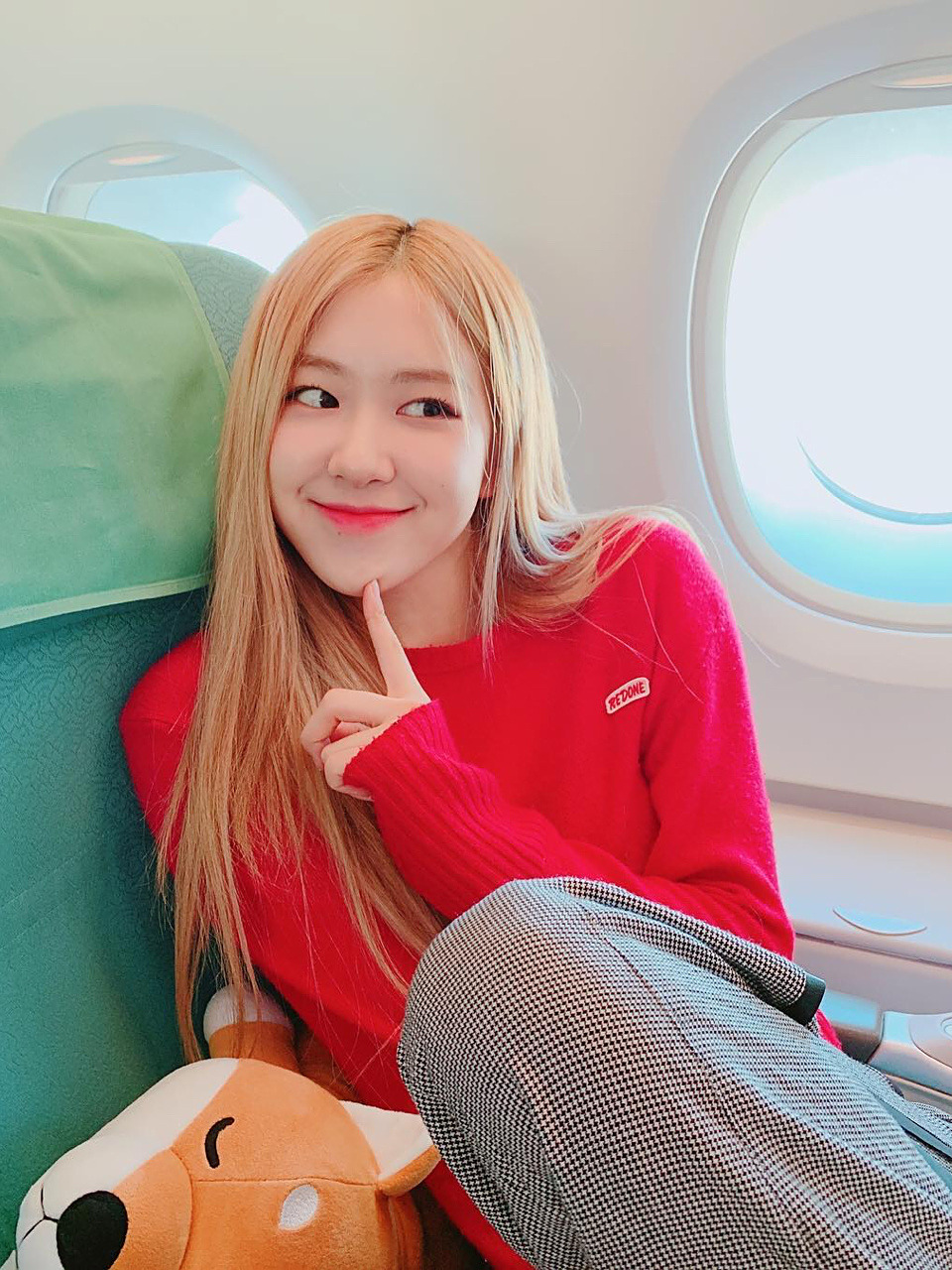 穿搭示范 roes朴彩英日常私服穿搭分享 红色毛衣超级提气色的啊