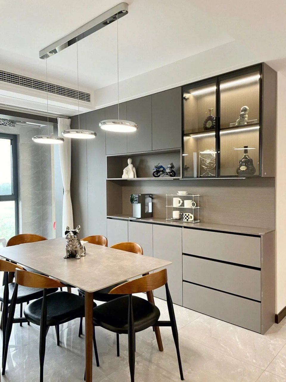 餐边柜想要有档次,玻璃门和灯光是必不可少的,不需要太多做个点缀跳色