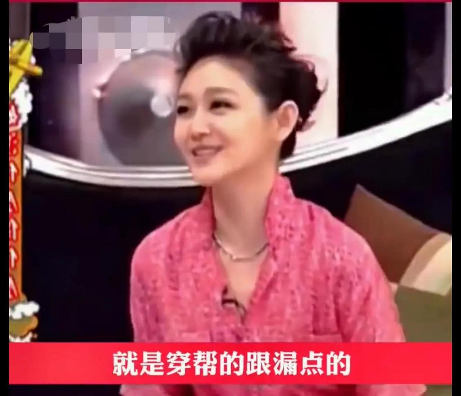 一次,大s需要穿比基尼拍戏,剧组给的泳装上衣是很小的罩子后面绑一根