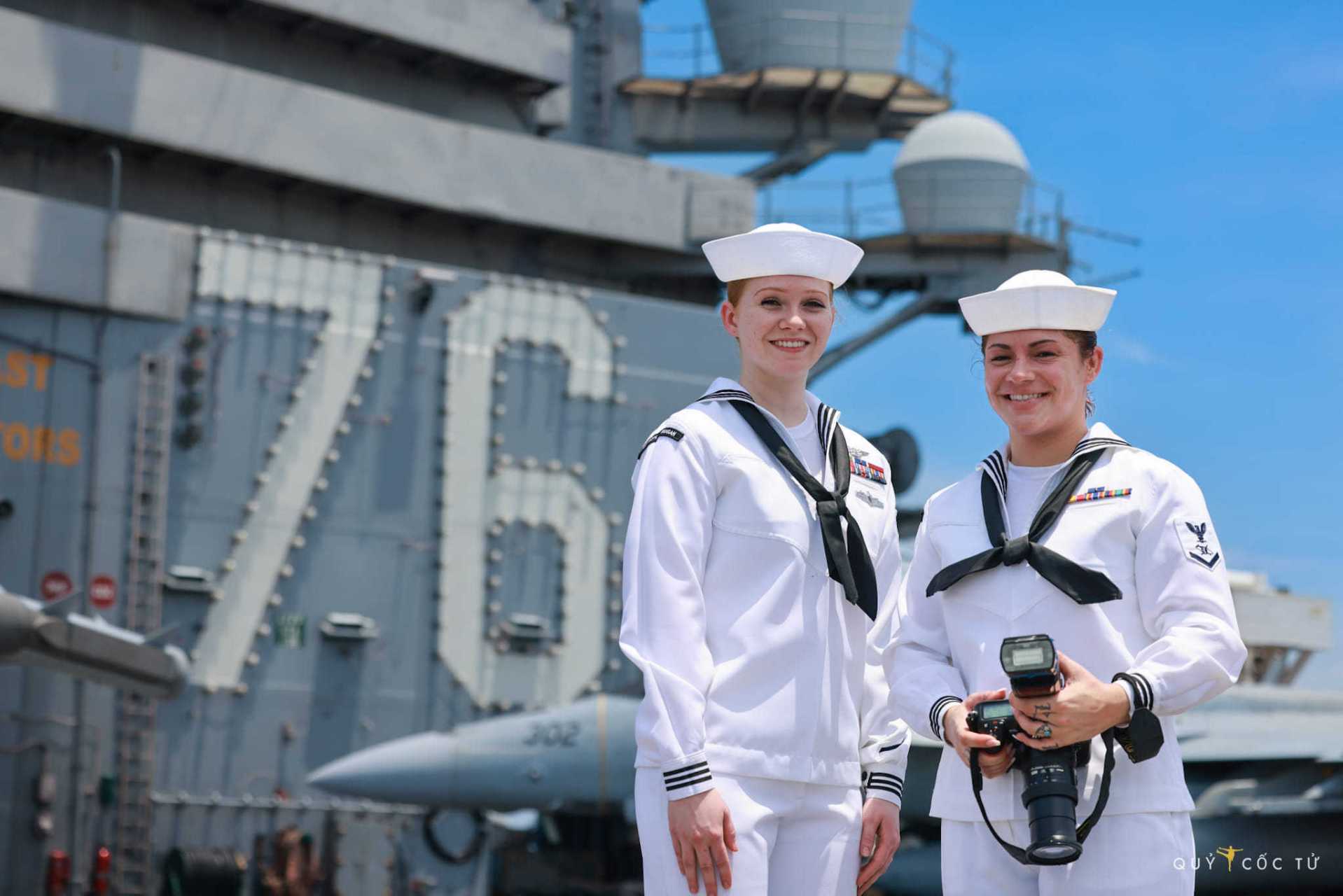 美国海军的女兵,你们看,美国女人的笑容跟我们中国女人就是不一样