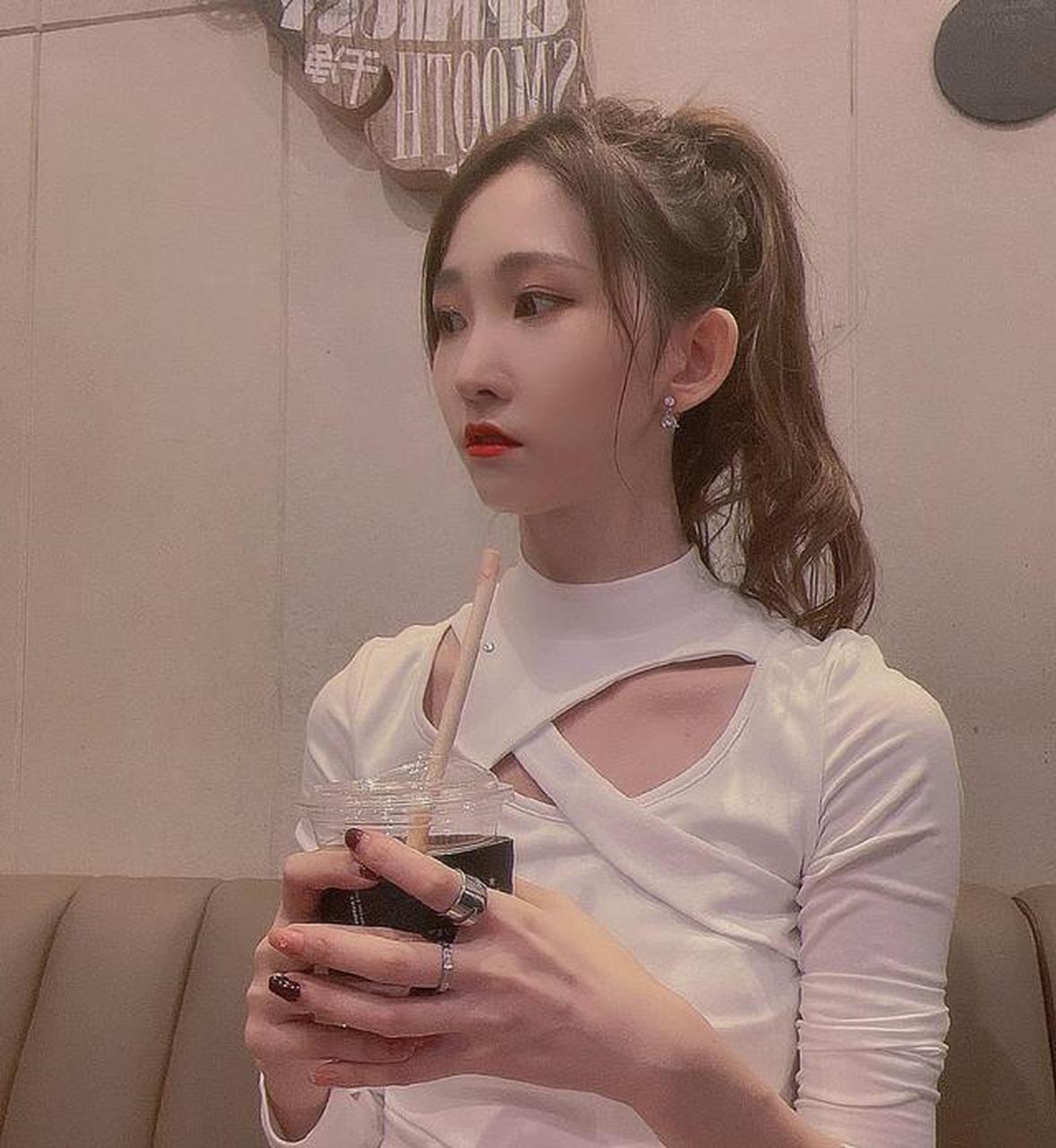 美女艺人陈丽迷人美照欣赏,身材还是那么苗条