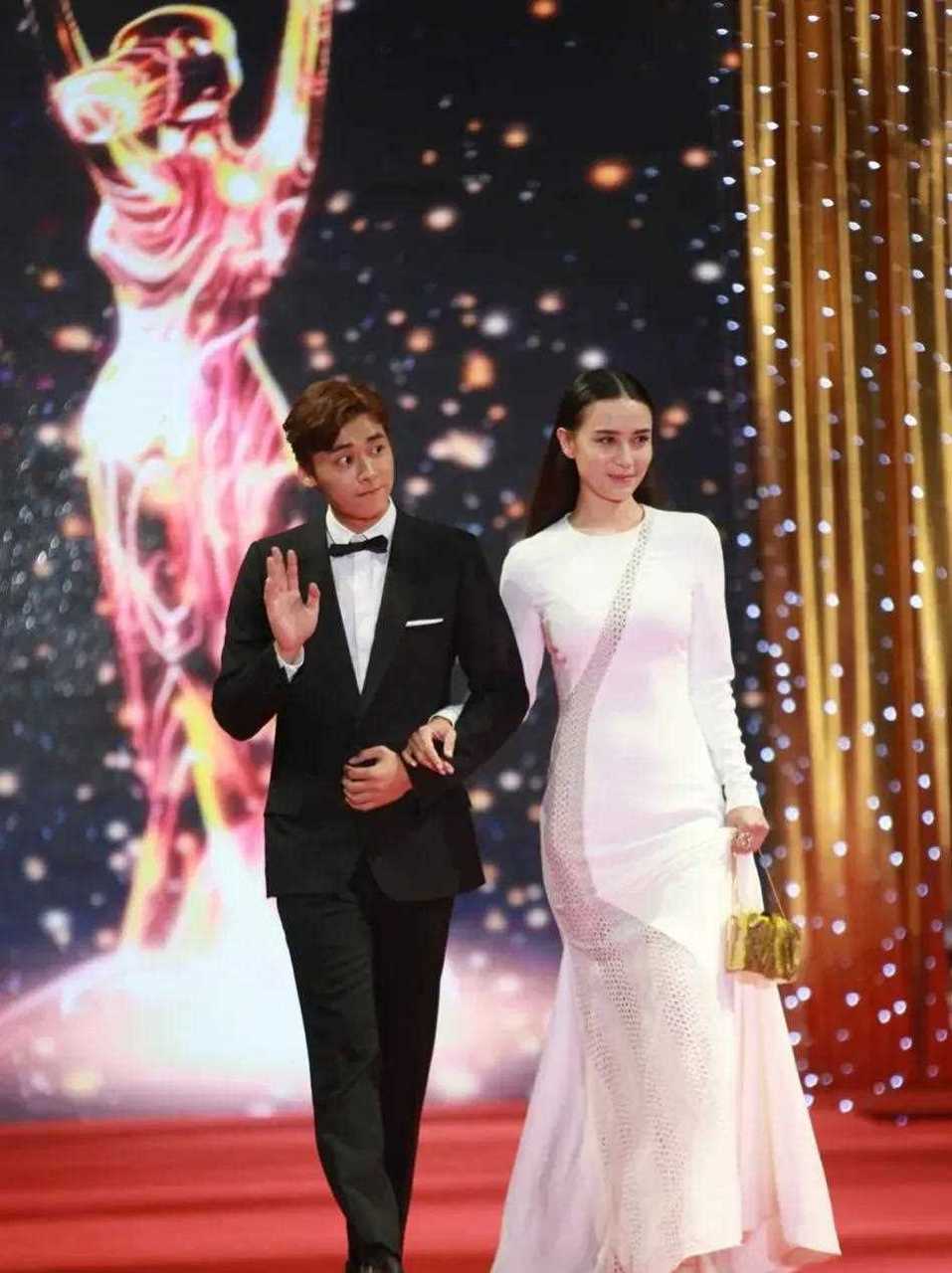 宋佳昔日和李易峰走红毯,帅哥美女同框出镜,浪漫又养眼