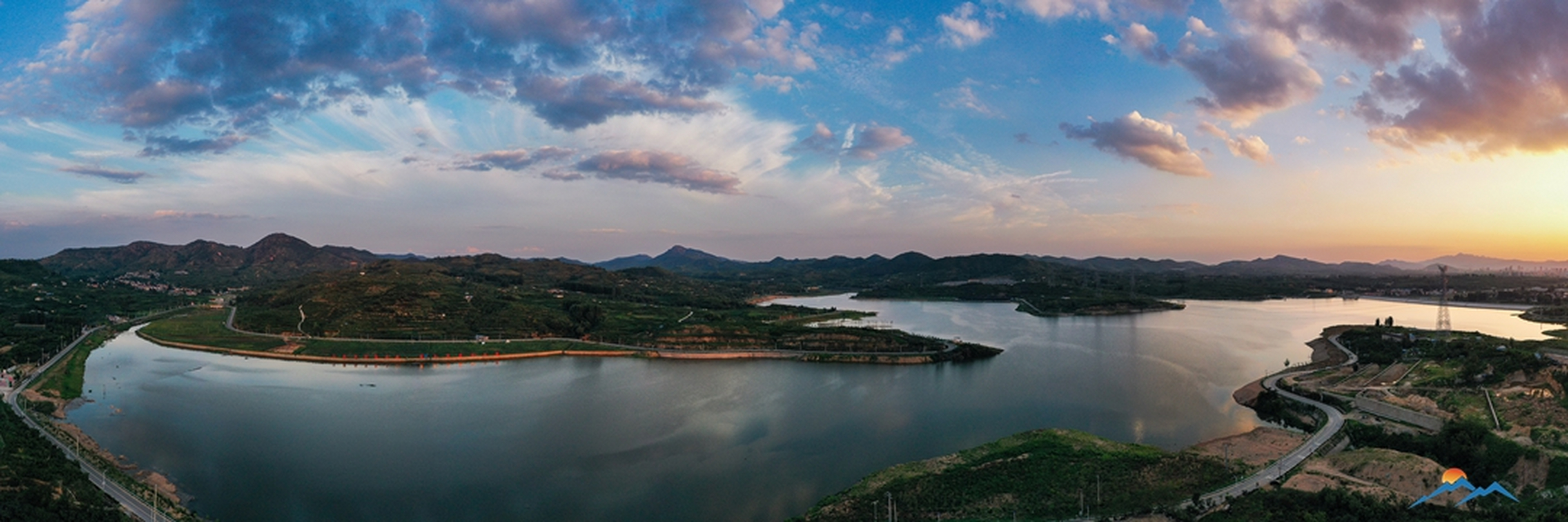 清清的河水流啊,白云已远走.晴朗的天空照大地 ,我看太阳升起.