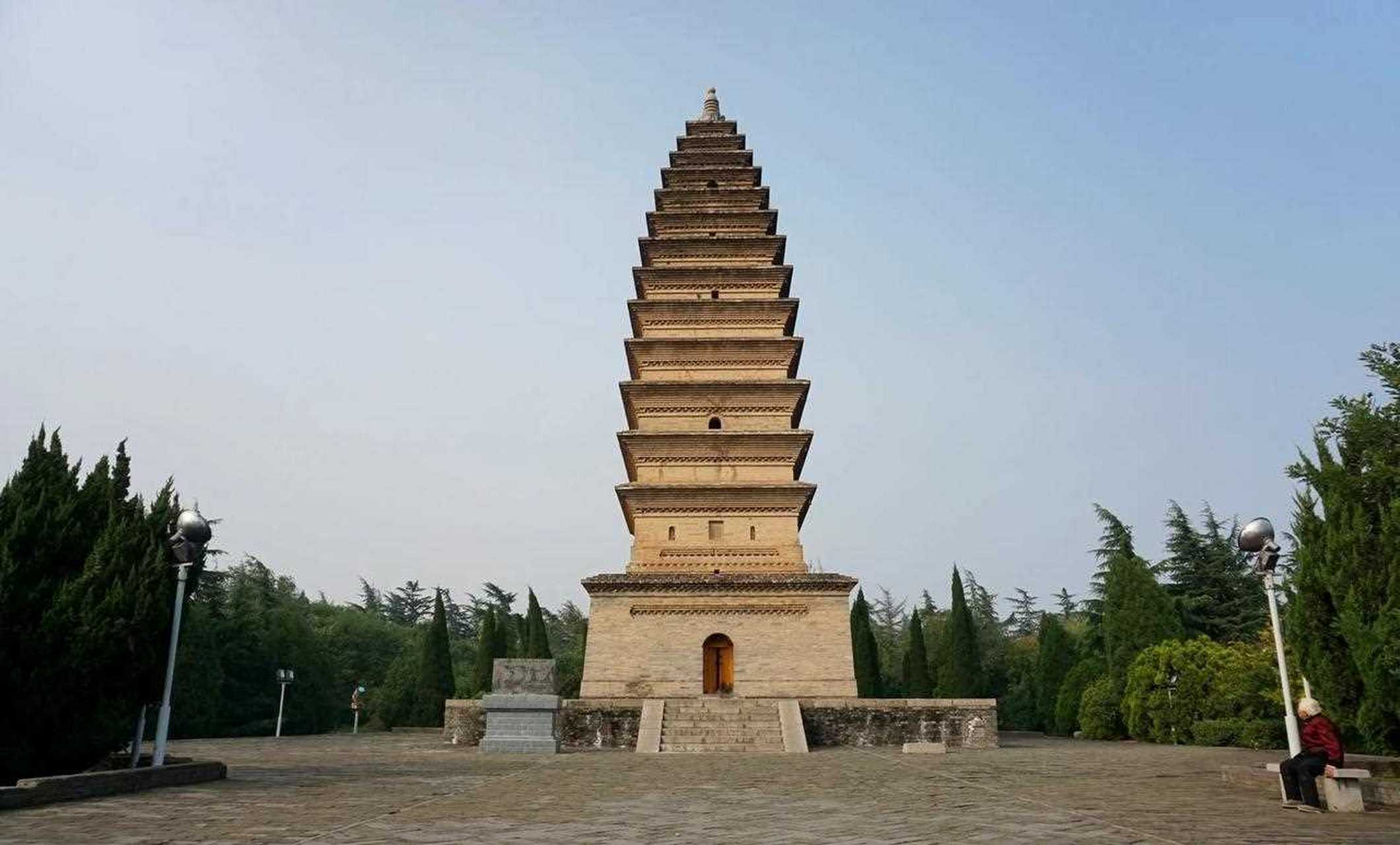 三门峡蛤蟆塔,大名叫宝轮寺塔.