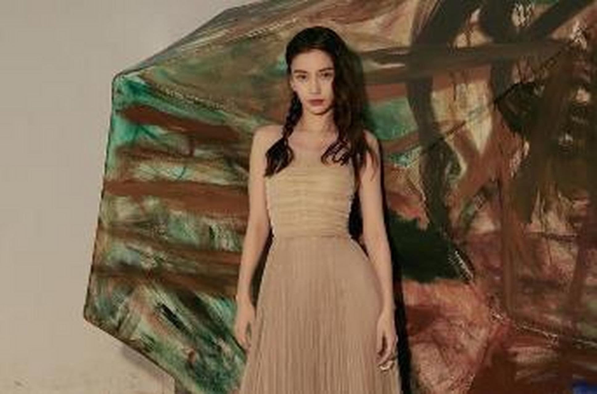 杨颖作为现今"顶流"的一位美女明星,早前杨颖和冯嘉怡一同合作拍戏的