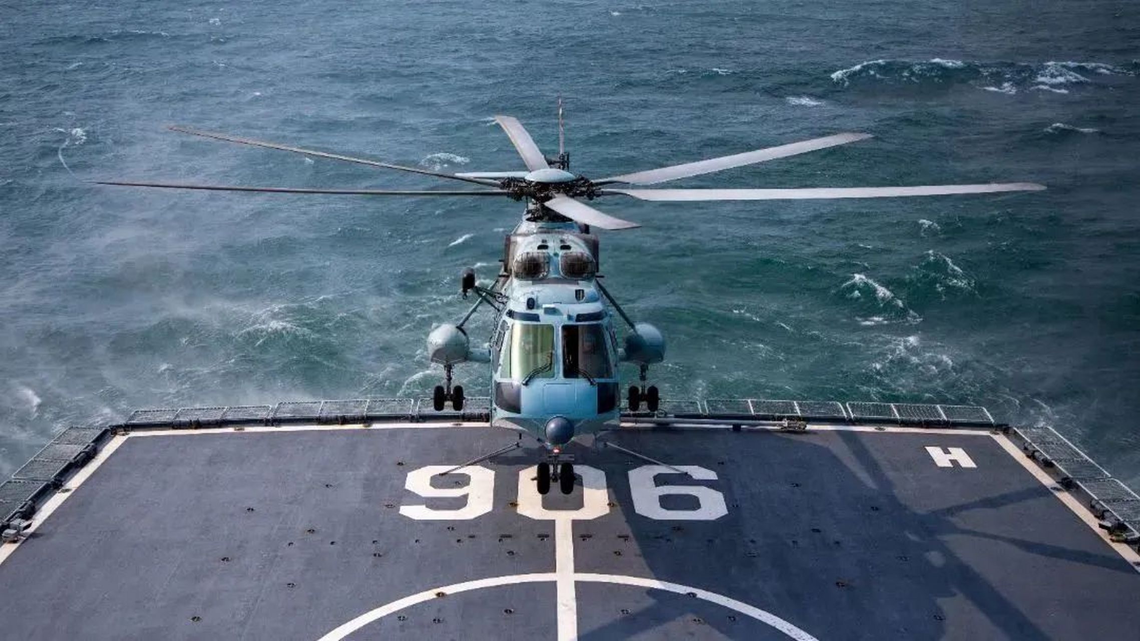 直-8c海上起降训练】  图为海军作战支援舰支队组成舰艇编队开展实战