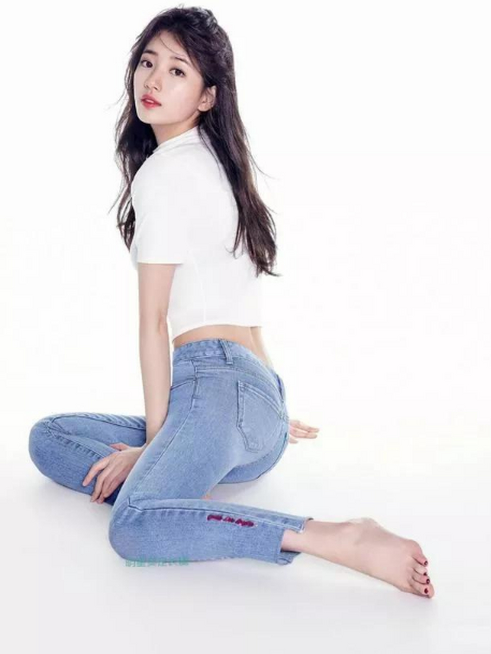 裴秀智穿牛仔裤秀小蛮腰,翘臀好身材!